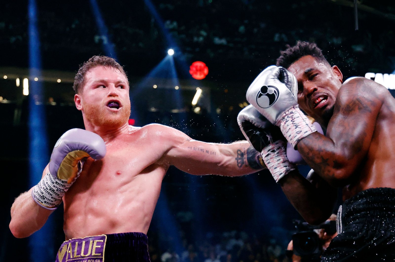 Saul &quot;Canelo&quot; Alvarez of Mexico (L) trades punches with Jermell Charlo during their super middleweight title fight at T-Mobile Arena, Las Vegas, U.S., Sept. 30, 2023. (AFP Photo)