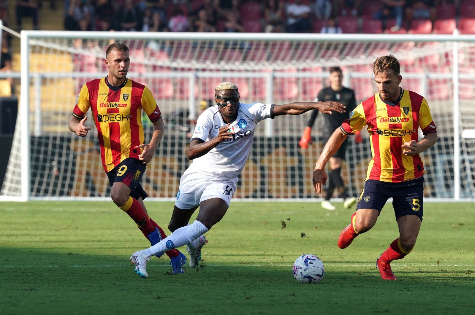 Napoli&#039;s Victor Osimhen (C) in action during the Serie A match against Lecce, Lecce, Italy, Sept. 30, 2023. (Getty Images Photo)