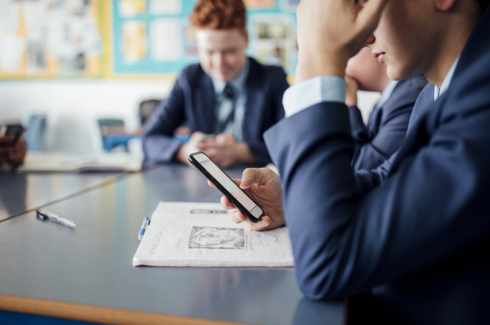 The new guidance would require schools to take action for violations of the ban on smartphones during lessons and breaks.