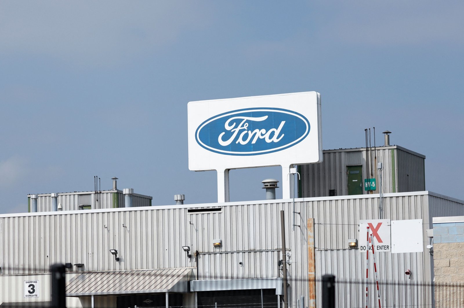 Ford logo at the Chicago Assembly Plant in Chicago, Illinois, U.S., Sept. 29, 2023. (AFP Photo)