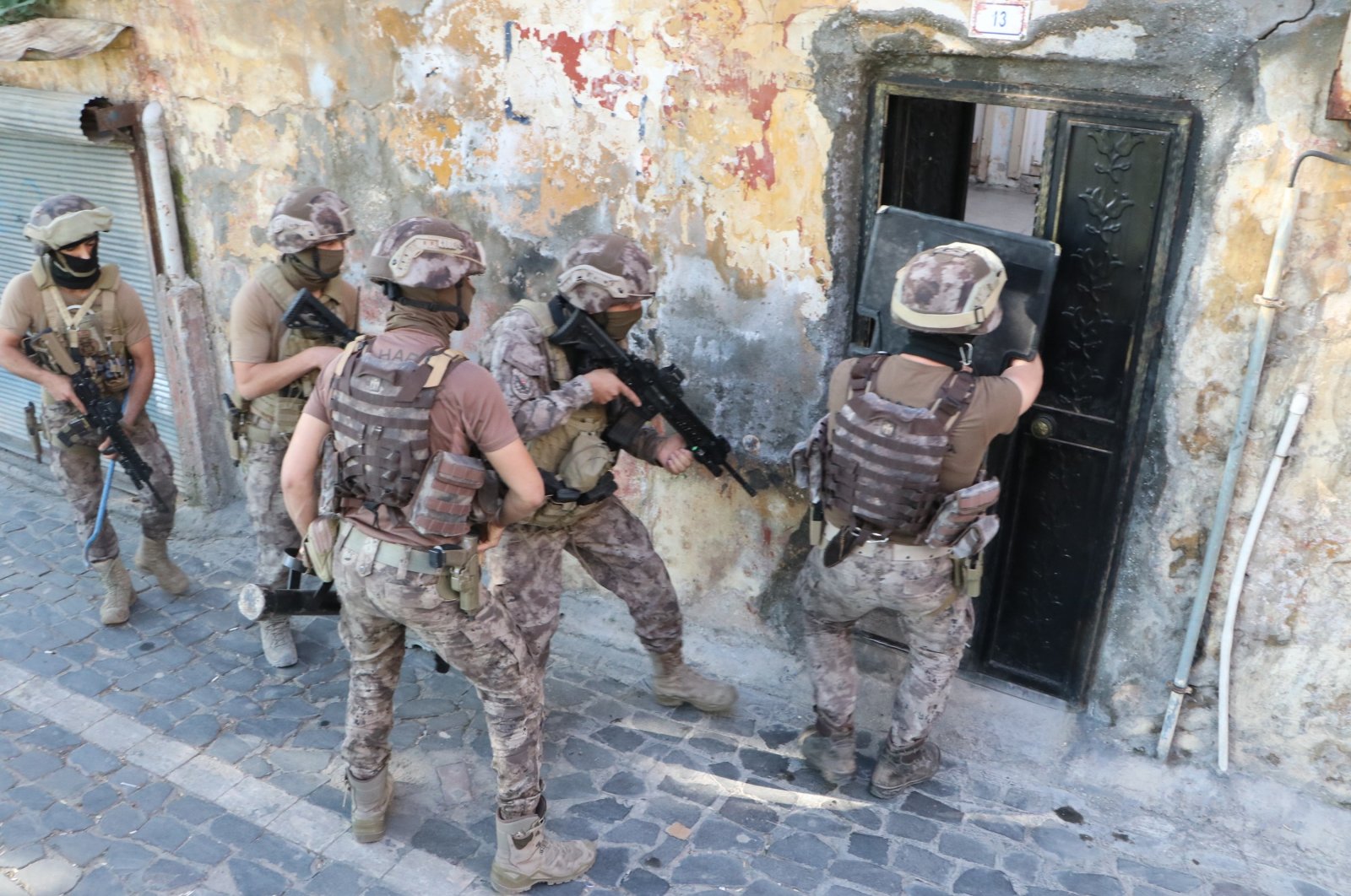 Security forces raid a house during an operation, in Şanlıurfa, southeastern Türkiye, Oct. 3, 2023. (DHA Photo)