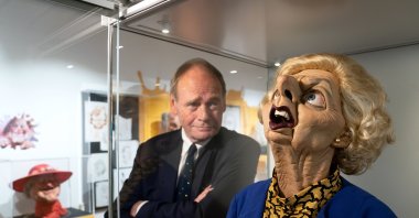 Spitting Image producer John Lloyd with a puppet of former Prime Minister Margaret Thatcher during the preview for the Spitting Image exhibition at Cambridge University Library, London, U.K., Sept. 28, 2023. (dpa Photo) 