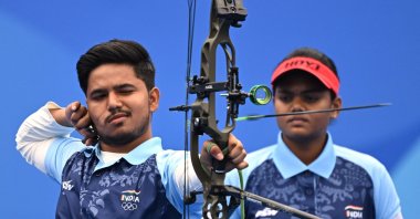 India's Jyothi Surekha Vennam (R) and Ojas Pravin Deotale (L) compete against Malaysia in the archery compound mixed team quarter-final match during the 2022 Asian Games, Hangzhou, China, Oct. 4, 2023. (AFP Photo)