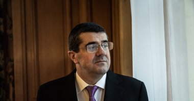 Arayik Harutyunyan poses for photographers ahead of a news conference in Paris, France, Dec. 7, 2022. (EPA Photo)