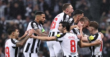 Newcastle United&#039;s Dan Burn (2R) is mobbed by teammates after scoring the team&#039;s second goal during the UEFA Champions League Group F PSG at St James&#039; Park, Newcastle-upon-Tyne, UK., Oct. 4, 2023. (AFP Photo)