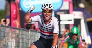 Astana Qazaqstan Team's British rider Mark Cavendish celebrates as he crosses the finish line to win the 21st and last stage of the Giro d'Italia 2023 cycling race, Rome, Italy, May 28, 2023. (AFP Photo)