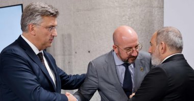 Armenian PM Nikol Pashinyan (R) greeted by European Council President Charles Michel (C) as he arrives for the meeting skipped by Azerbaijan, in Granada, Spain, October 5, 2023. (AFP Photo) 