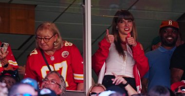 Donna Kelce and Taylor Swift are seen during the first half of a game between the Chicago Bears and the Kansas City Chiefs at GEHA Field at Arrowhead Stadium, Missouri, US., Sept. 24, 2023. (AFP Photo)