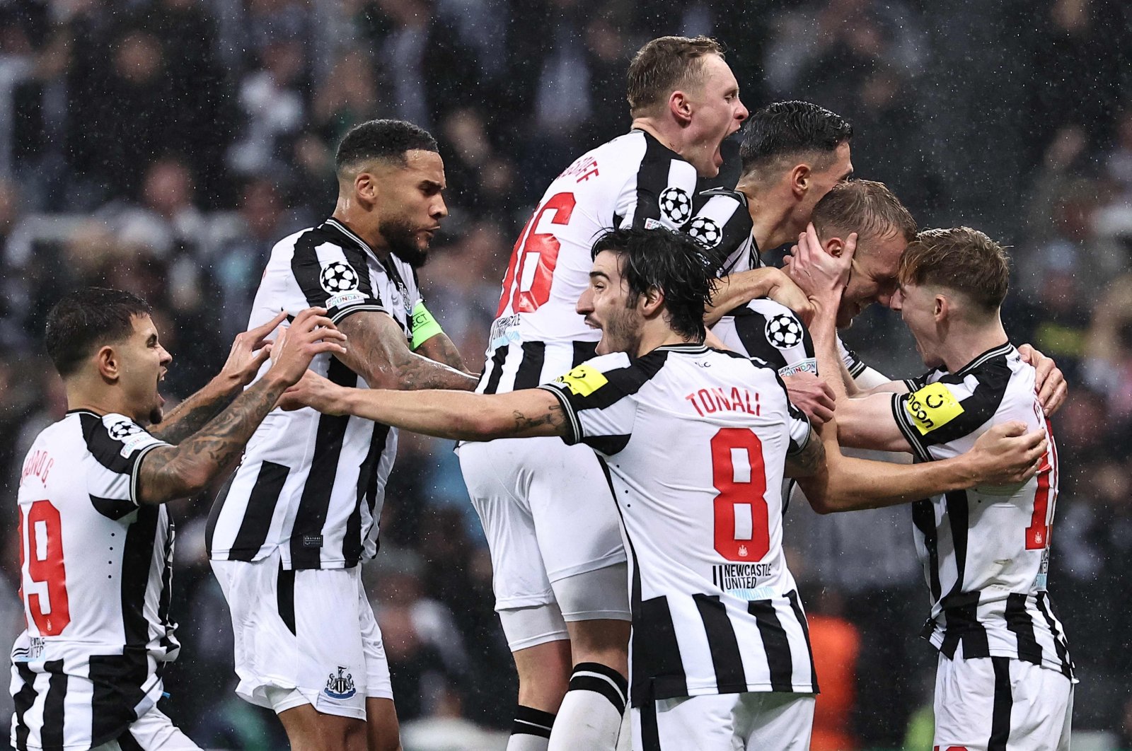 Newcastle United&#039;s Dan Burn (2R) is mobbed by teammates after scoring the team&#039;s second goal during the UEFA Champions League Group F PSG at St James&#039; Park, Newcastle-upon-Tyne, UK., Oct. 4, 2023. (AFP Photo)