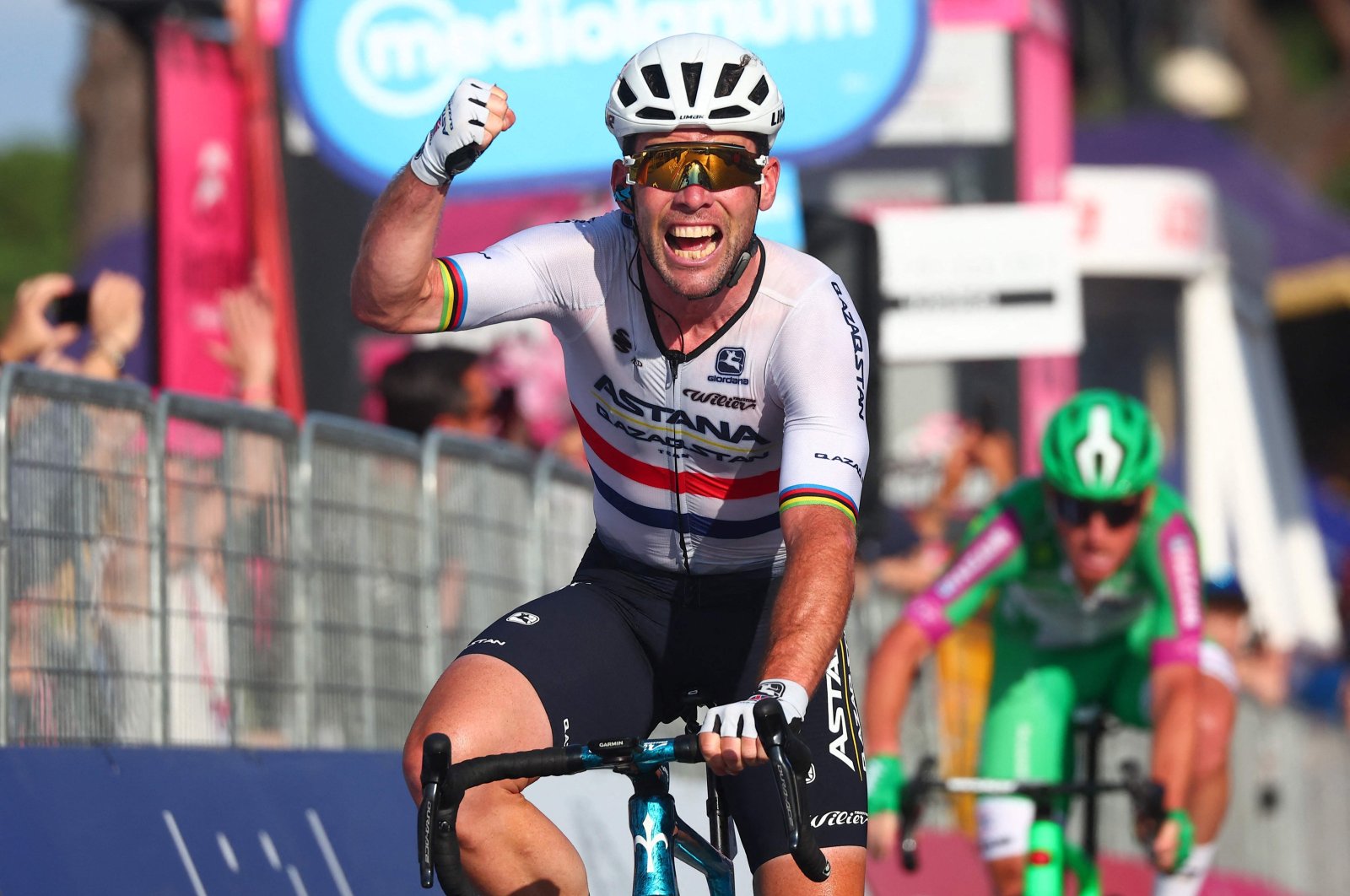 Astana Qazaqstan Team&#039;s British rider Mark Cavendish celebrates as he crosses the finish line to win the 21st and last stage of the Giro d&#039;Italia 2023 cycling race, Rome, Italy, May 28, 2023. (AFP Photo)