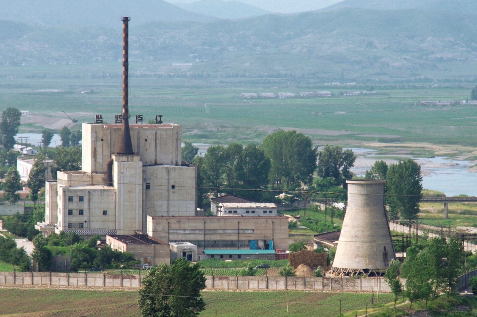 A North Korean nuclear plant is seen before demolishing a cooling tower (R) in Yongbyon, North Korea, June 27, 2008. (Reuters Photo)