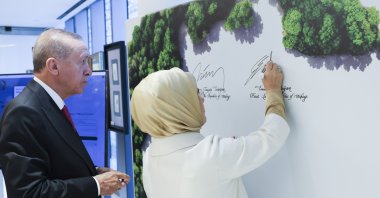 President Recep Tayyip Erdoğan signs the Global Zero Waste goodwill declaration, led by First Lady Emine Erdoğan, during the 78th U.N. General Assembly in New York, U.S., Sept. 18, 2023. (IHA Photo)