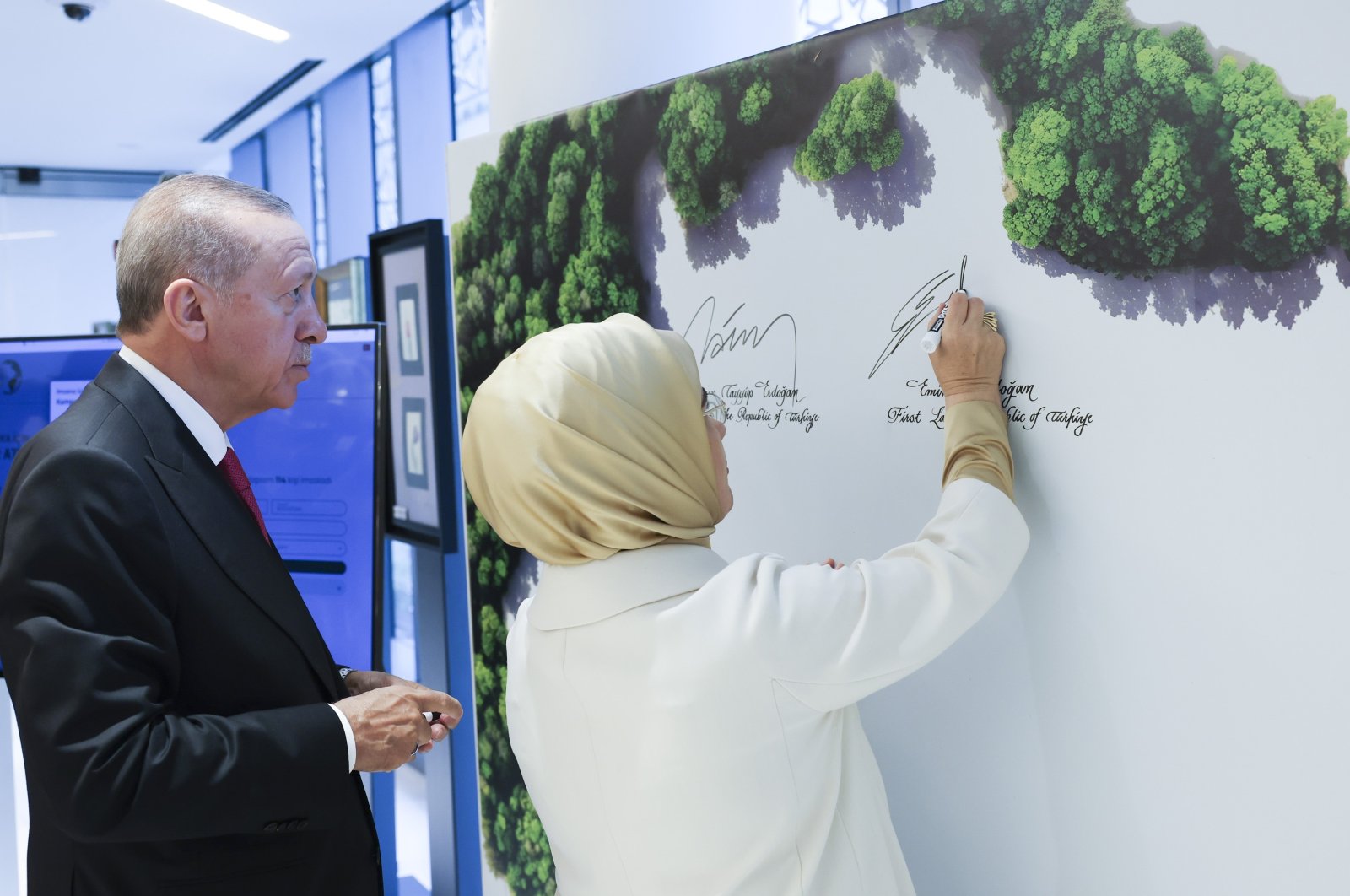 President Recep Tayyip Erdoğan signs the Global Zero Waste goodwill declaration, led by First Lady Emine Erdoğan, during the 78th U.N. General Assembly in New York, U.S., Sept. 18, 2023. (IHA Photo)