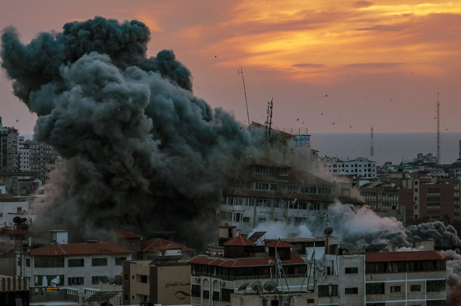 Smoke rises after Israeli warplanes targeted the Palestine tower in Gaza City, Oct. 7, 2023. (EPA Photo)