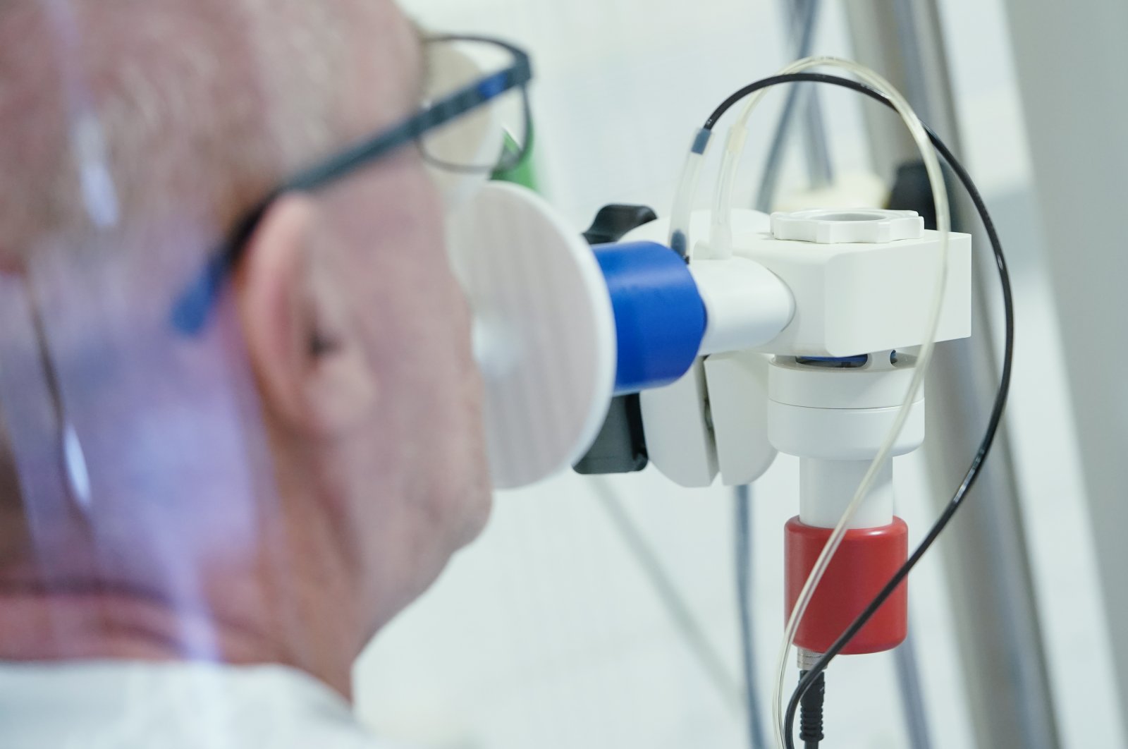 A patient recovering from long COVID-19 has his lung function measured in a lung test in a rehabilitation clinic. (dpa Photo)