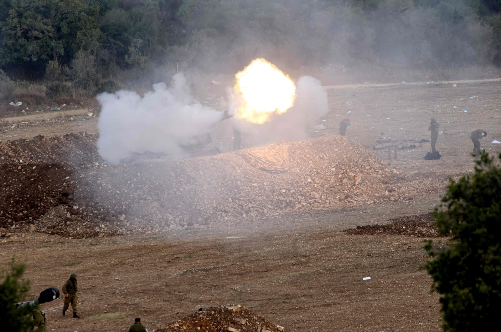 Israeli forces launch artillery fire toward southern Lebanon from the border zone in northern Israel on Oct. 9, 2023. (AFP Photo)