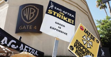 Striking SAG-AFTRA members picket outside Warner Bros. Studio, Burbank, California, U.S., Sept. 26, 2023. (AFP Photo)