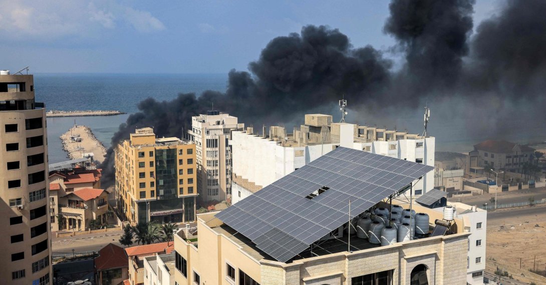 Smoke plumes billow following Israeli bombardment by the Gaza City seaport, Palestine, on Oct. 11, 2023. (AFP Photo)