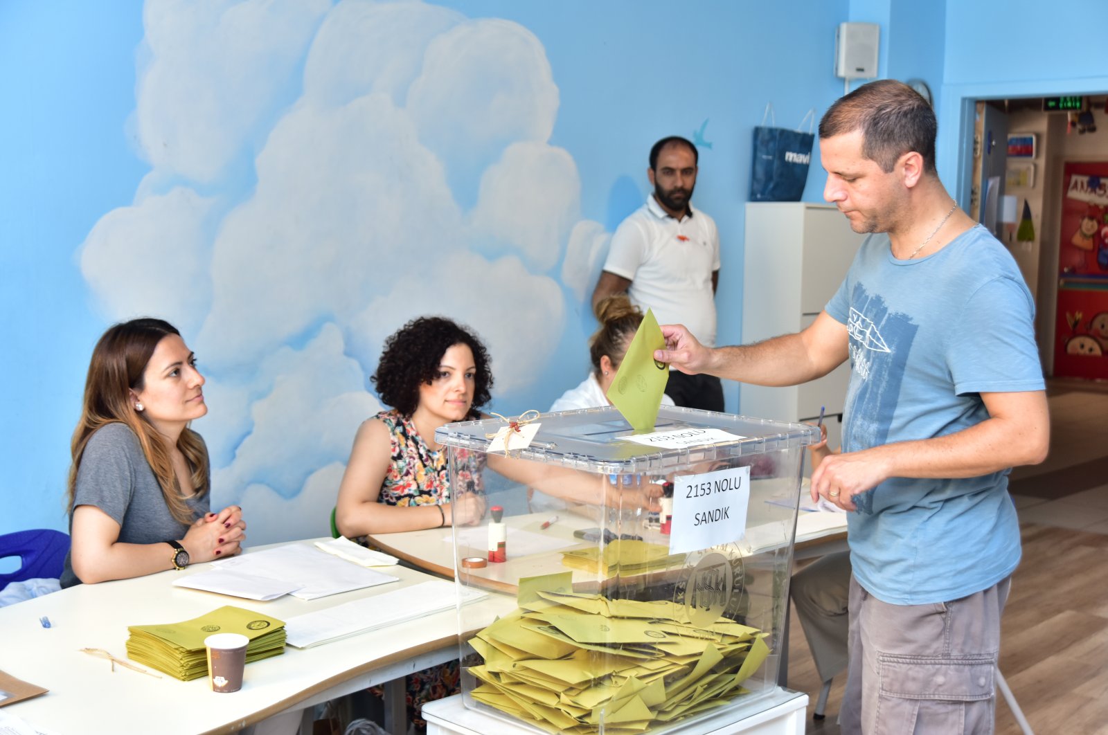 People cast their vote in municipal elections in Istanbul, Türkiye, March 31, 2019. (Shutterstock Photo) 