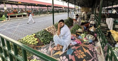 Vendors wait for customers as they sell vegetables at a market in Islamabad, Pakistan, Sept. 17, 2023. (EPA Photo)