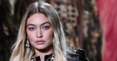 U.S. Model Gigi Hadid walks the runway to present a creation by Chanel during the Paris Fashion Week Womenswear Spring/Summer 2024 at the Grand Palais Ephemere in Paris, France, Oct. 3, 2023. (AFP Photo)