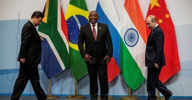 South Africa's President Cyril Ramaphosa (C), China's President Xi Jinping (L) and Russia's President Vladimir Putin arrive prior to posing for a group picture at the BRICS summit meeting in Johannesburg, South Africa, July 26, 2018. (Reuters Photo)