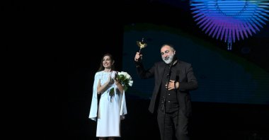 Producer Ahmet Sönmez received the award from the head of Baku Media Center, Arzu Aliyeva at the ceremony organized in Haydar Aliyev Center, Friday, Oct. 13, 2023. (Handout)