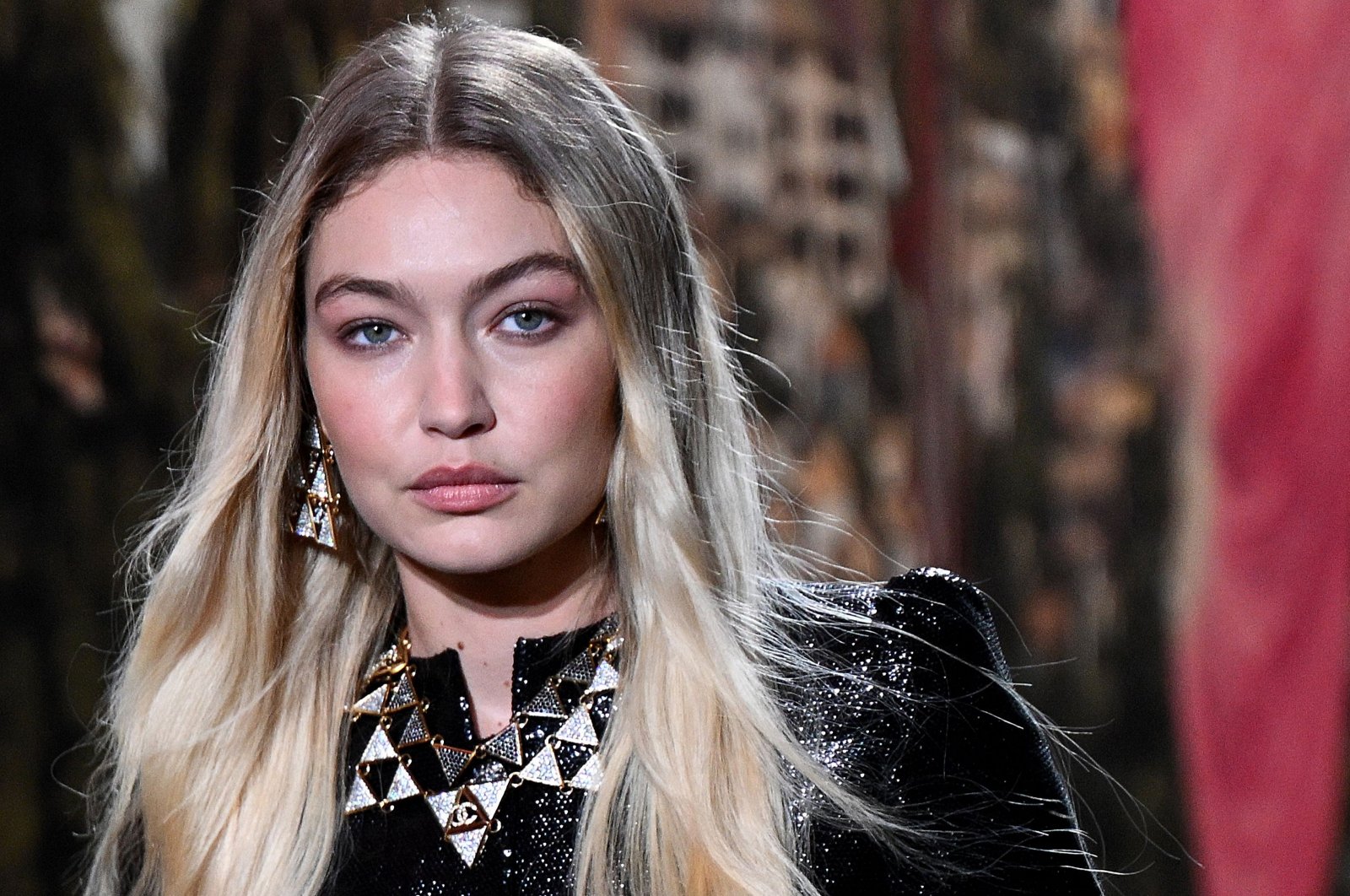 U.S. Model Gigi Hadid walks the runway to present a creation by Chanel during the Paris Fashion Week Womenswear Spring/Summer 2024 at the Grand Palais Ephemere in Paris, France, Oct. 3, 2023. (AFP Photo)