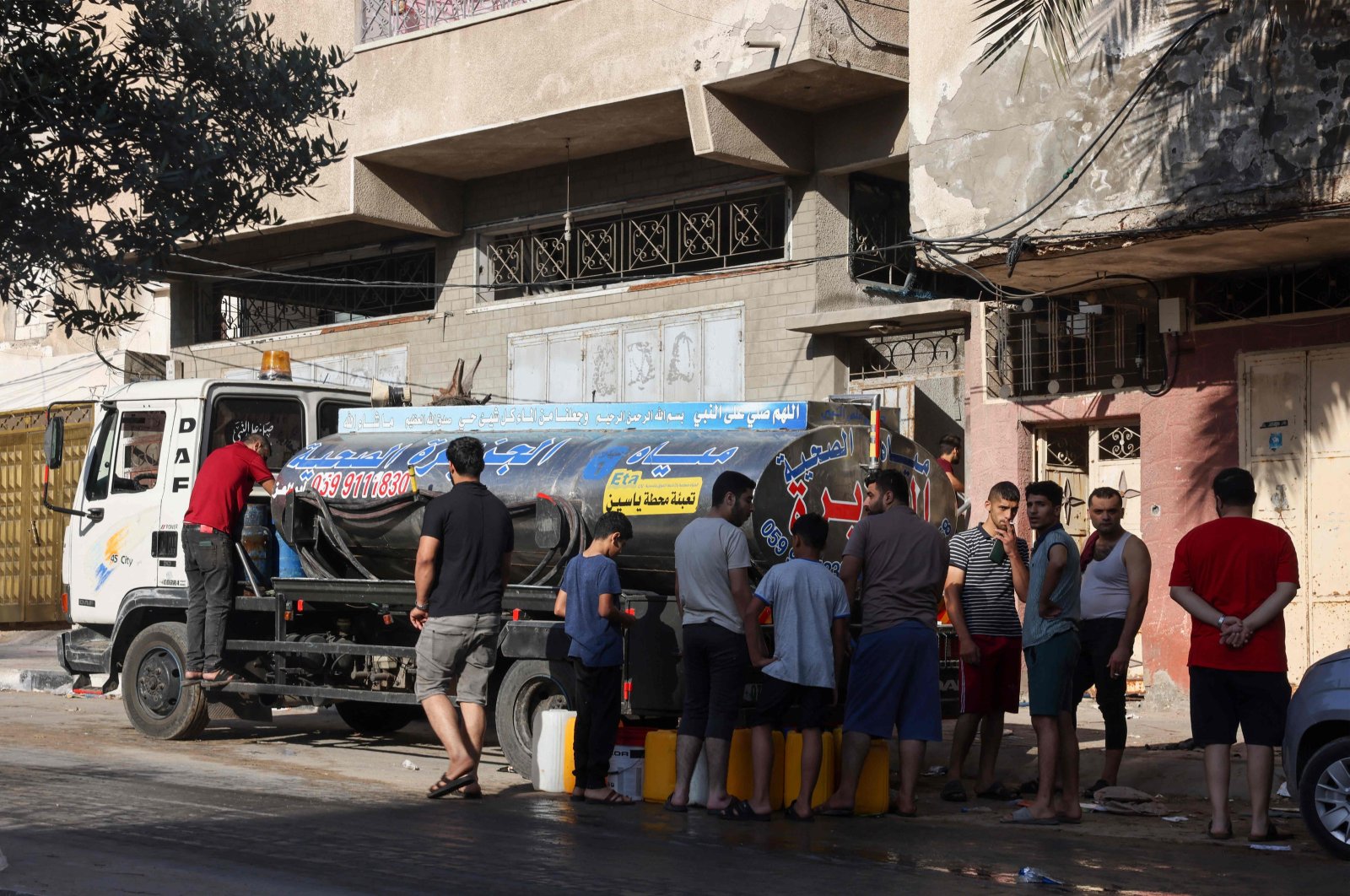 Palestinians line up to fill their containers with water, Gaza City, Palestine, Oct. 13, 2023. (AFP Photo)
