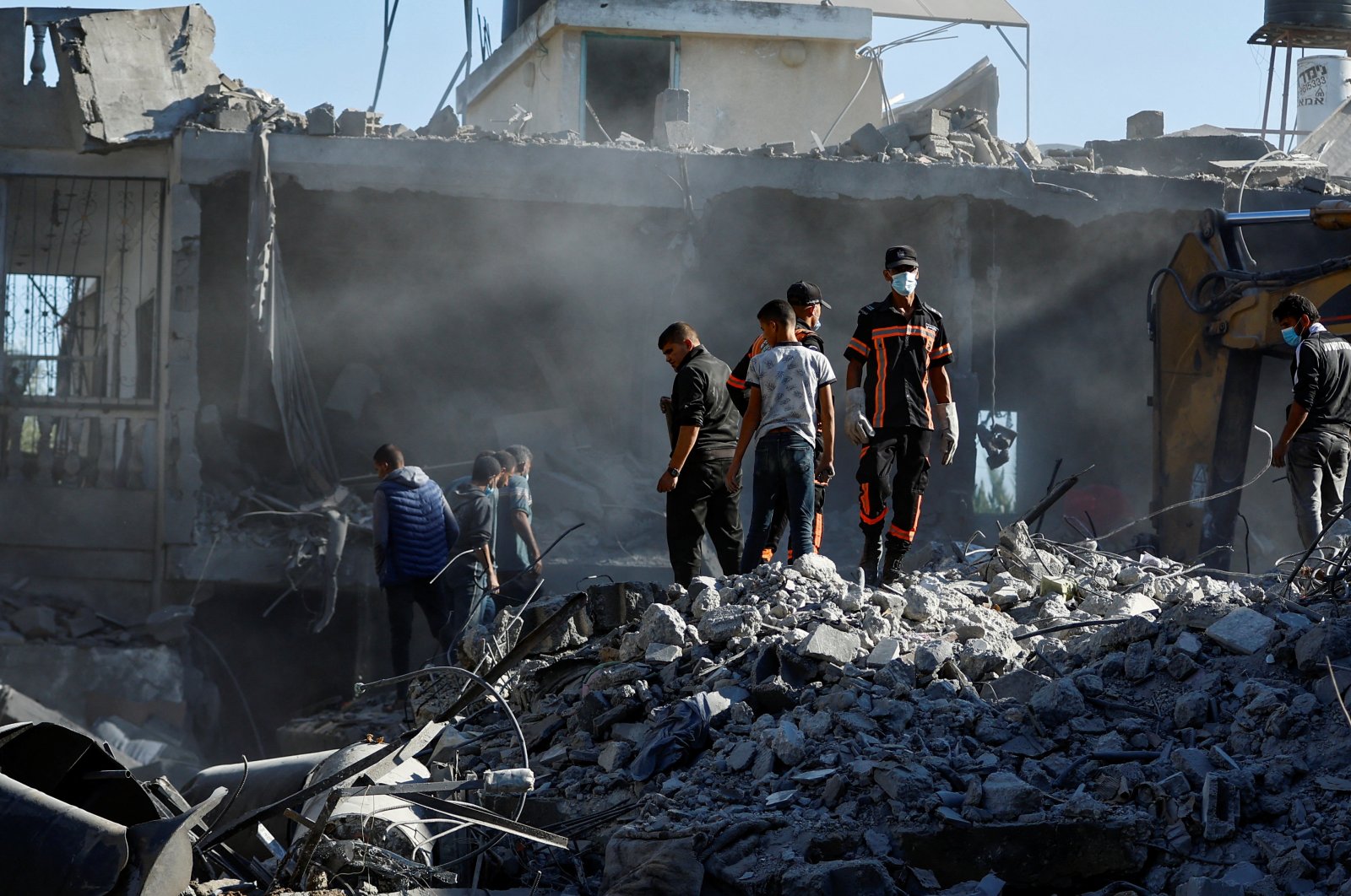 Palestinians search for casualties under the rubble in the aftermath of Israeli strikes amid the ongoing conflict between Israel and Palestine, Khan Younis, Gaza Strip, Palestine, Oct. 13, 2023. (Reuters Photo)