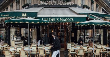 A waiter serves customers outside &#039;Les deux Magots restaurant terrace in Paris, France, Jan. 2, 2023. (Getty Images Photo)
