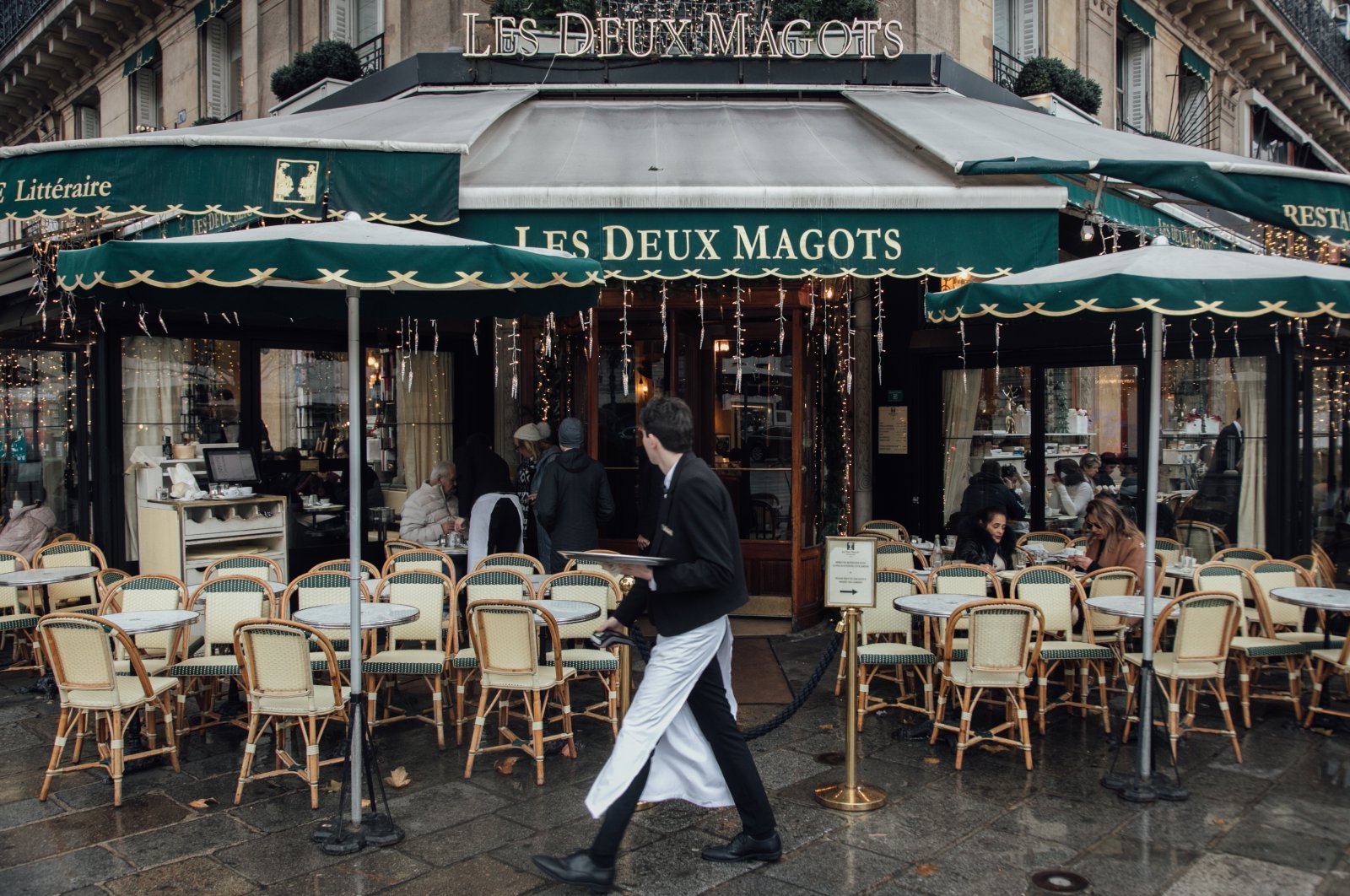 A waiter serves customers outside &#039;Les deux Magots restaurant terrace in Paris, France, Jan. 2, 2023. (Getty Images Photo)