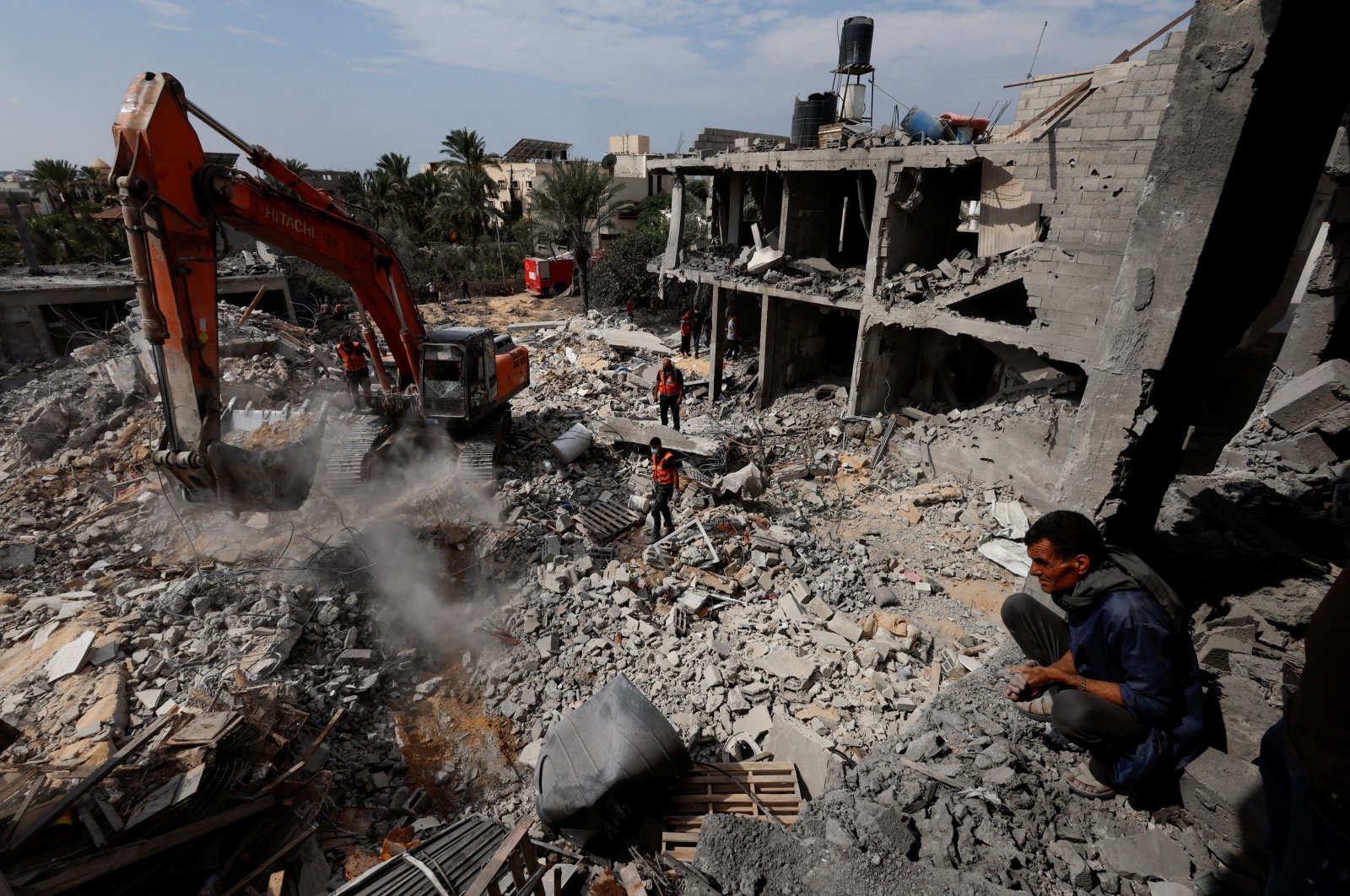 Palestinians search for casualties under the rubble at the site of a house destroyed by Israeli strikes in Khan Younis, southern Gaza Strip, Oct. 16, 2023. (Reuters Photo)
