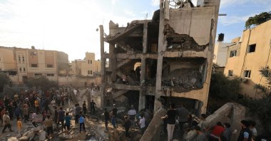 Palestinians search through the rubble of a building after an Israeli strike in Khan Younis in the southern Gaza Strip, Palestine, Oct. 17, 2023. (AFP Photo)