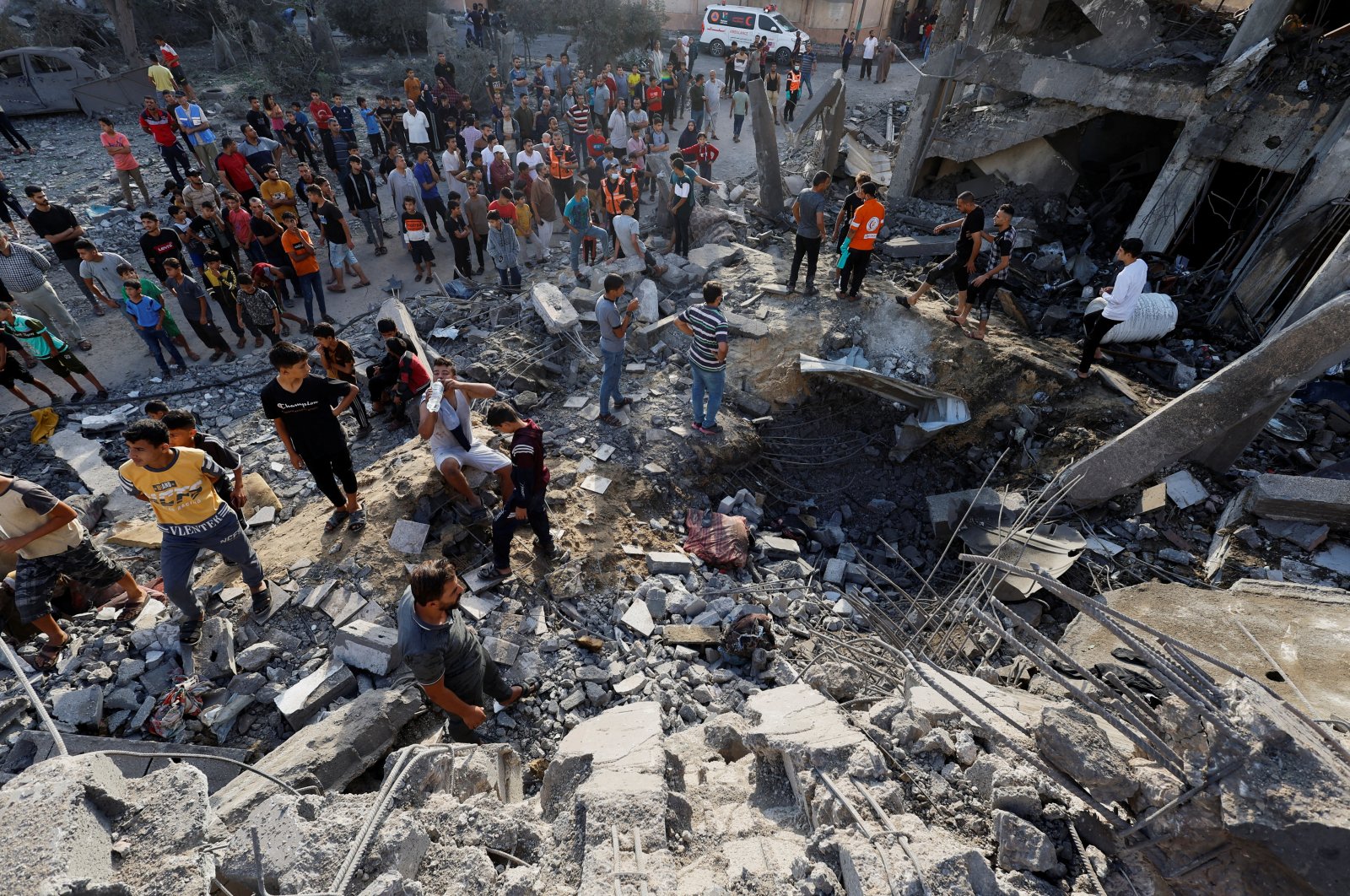 Palestinians search for casualties under the rubble of a building destroyed by Israeli strikes in Khan Younis in the southern Gaza Strip, Oct. 17, 2023. (Reuters Photo)