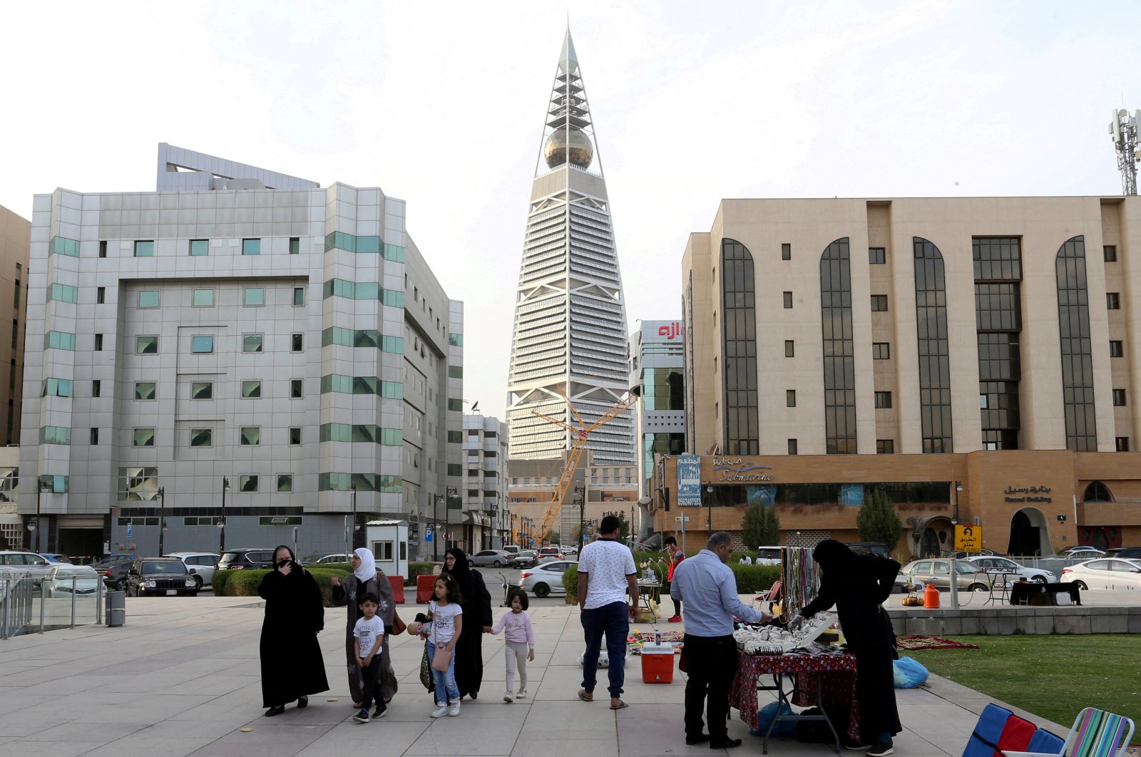 Visitors walk near the King Fahd Library, following an outbreak of coronavirus, in Riyadh, Saudi Arabia, March 12, 2020. (Reuters Photo)