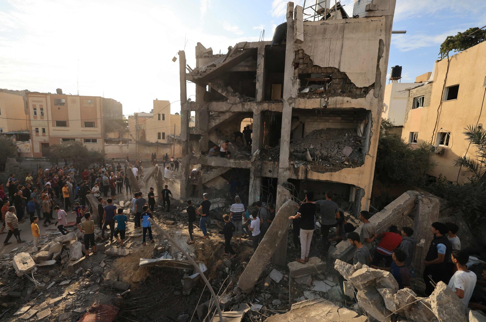 Palestinians search through the rubble of a building after an Israeli strike in Khan Younis in the southern Gaza Strip, Palestine, Oct. 17, 2023. (AFP Photo)