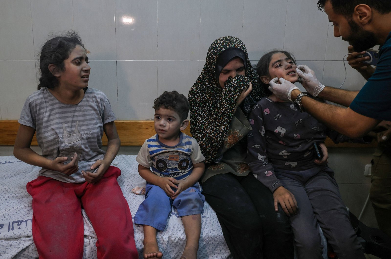 Palestinians injured in an Israeli airstrike receive treatment at the Nasser hospital in Khan Younis in the southern Gaza Strip, Palestine, Oct. 17, 2023. (AFP Photo)