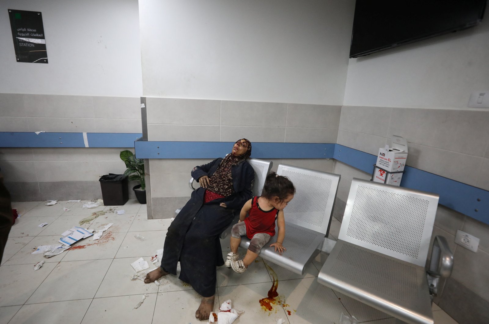 An injured mother and child rest after an Israeli airstrike hit a hospital killing 500 people, in Gaza City, Gaza Strip, Palestine, Oct. 17, 2023. (Reuters Photo)