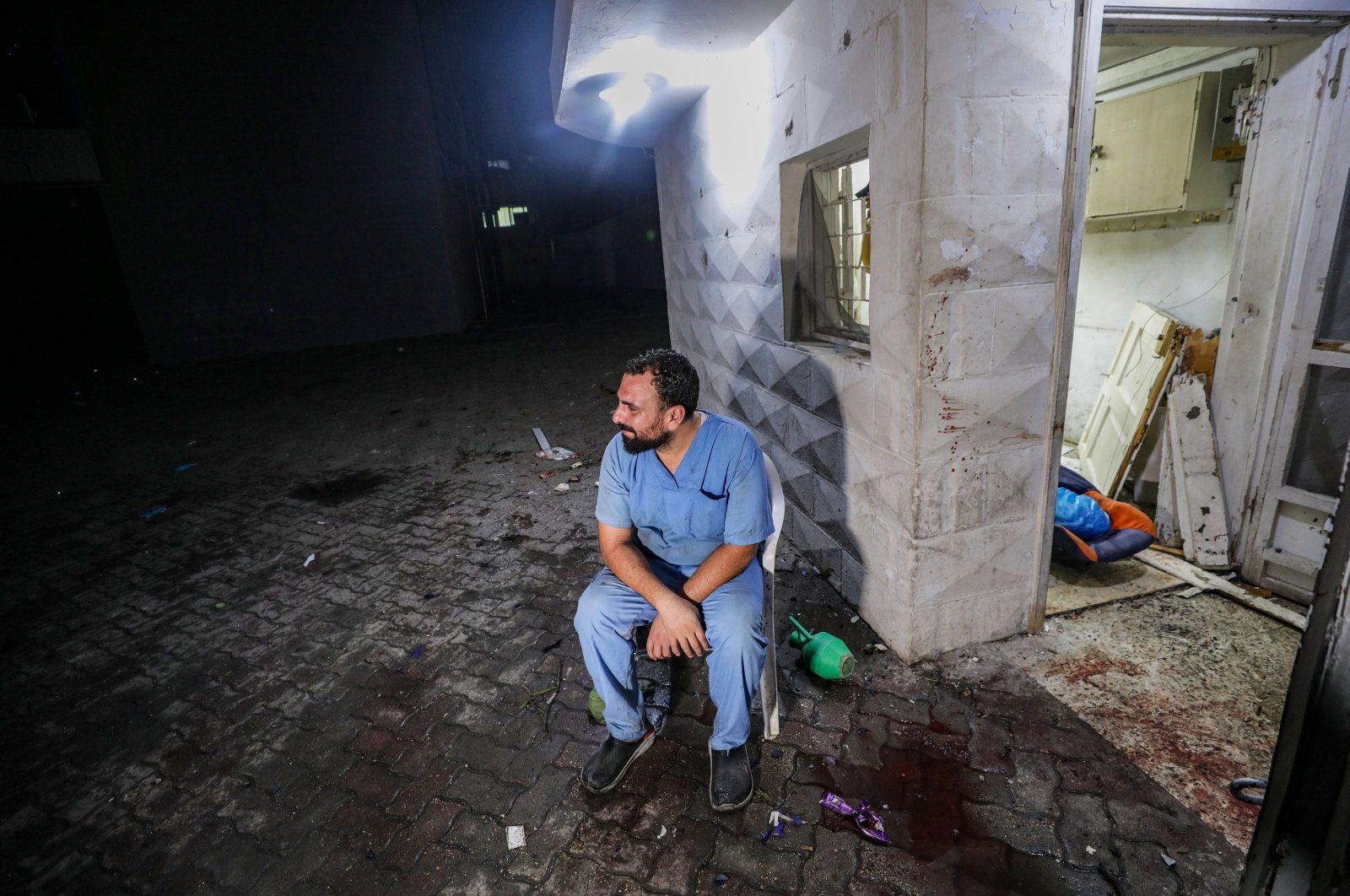 A doctor at the scene of Al-Ahli Baptist Hospital after the Israeli airstrike that killed 500 people, the Gaza Strip, Palestine, Oct. 17, 2023. (EPA Photo)