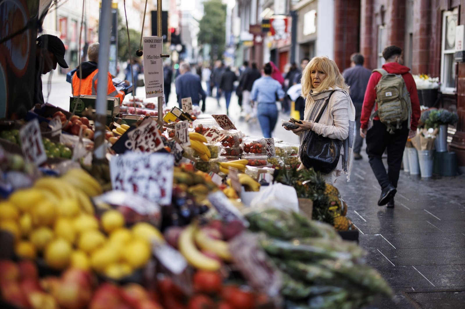 Customers shop for fruits at market stalls in London, United Kingdom, Oct. 3, 2023. (EPA Photo)