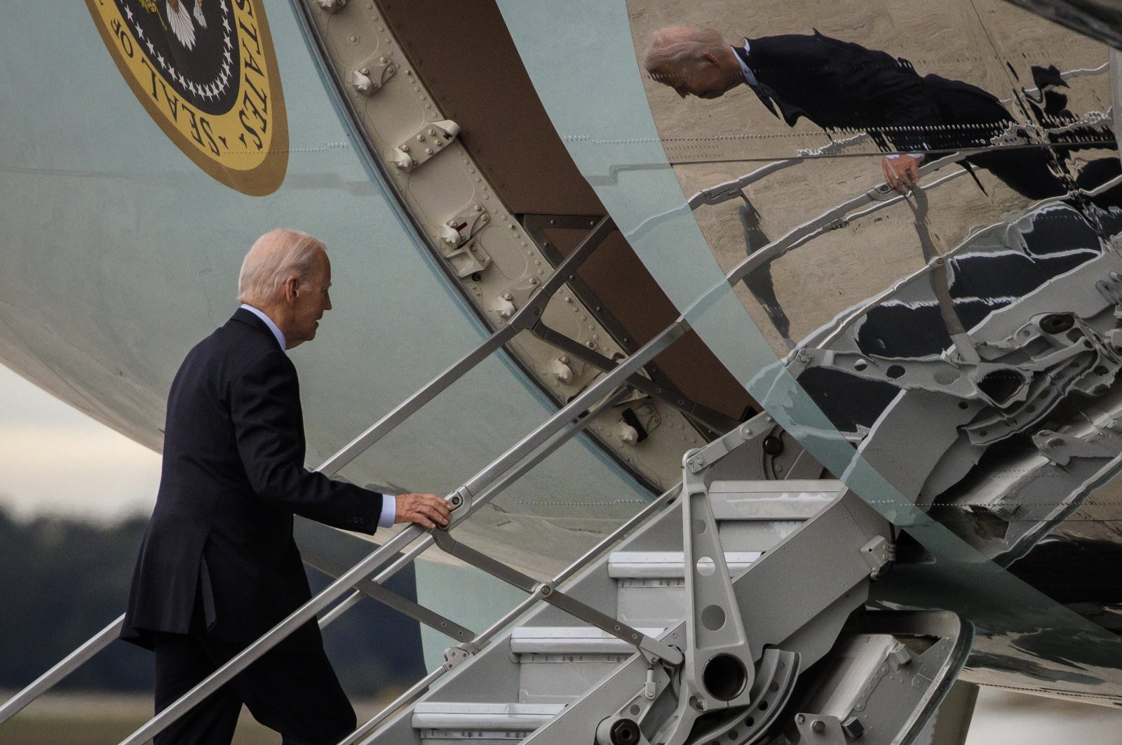U.S. President Joe Biden boards Air Force One at Joint Base Andrews, Maryland, U.S., Oct. 17, 2023. (EPA Photo)