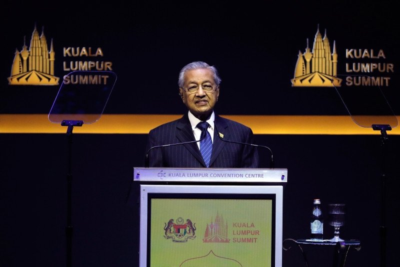 Then-Malaysian Prime Minister Mahathir Mohamad delivers a speech at the Kuala Lumpur Summit aimed at tackling Islamophobia and finding solutions to challenges facing the Muslim world, Kuala Lumpur, Malaysia, Dec. 19, 2019. (Sabah File Photo)
