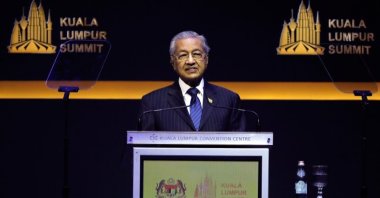 Then-Malaysian Prime Minister Mahathir Mohamad delivers a speech at the Kuala Lumpur Summit aimed at tackling Islamophobia and finding solutions to challenges facing the Muslim world, Kuala Lumpur, Malaysia, Dec. 19, 2019. (Sabah File Photo)