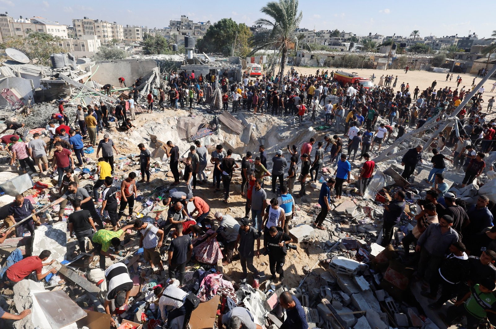 Palestinians search for casualties at the site of an Israeli strike on a house during the ongoing Israeli-Palestinian conflict, in Khan Younis in the southern Gaza Strip, Palestine, Oct. 19, 2023. (Reuters Photo)