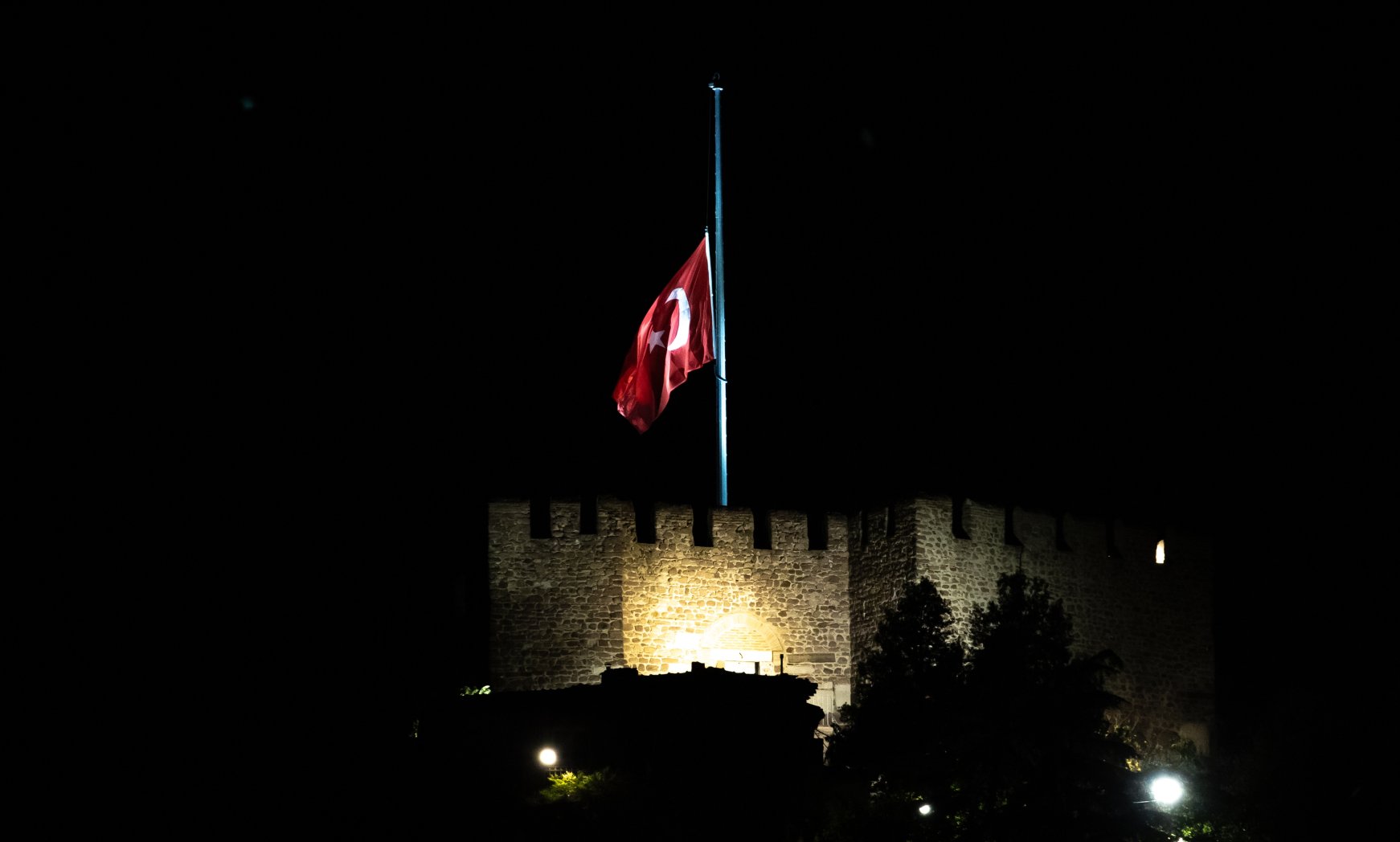 Flags lowered to half-mast: 3 days of national mourning declared in ...