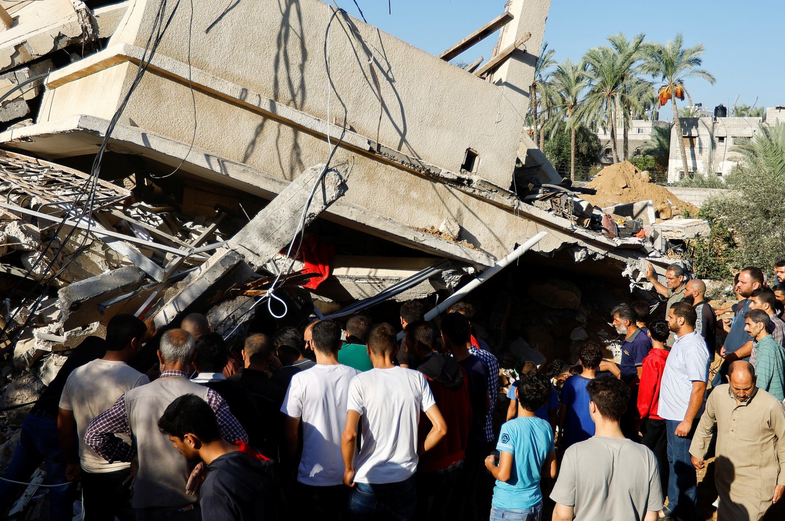Palestinians search for casualties at the site of an Israeli strike on a house, in Khan Younis, in the southern Gaza Strip, Oct. 21, 2023. (Reuters Photo)
