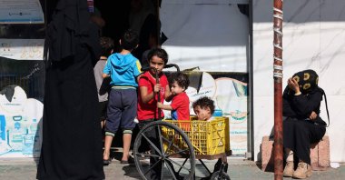 Palestinians wait to receive food aid outside a supermarket in Rafah in the southern Gaza Strip, Oct. 21, 2023. (AFP Photo)