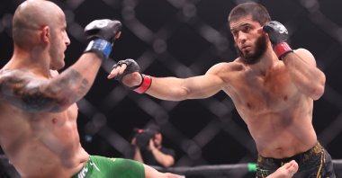 Islam Makhachev (R) in action against Alexander Volkanovski  (L) during the UFC 294 lightweight title bout in Abu Dhabi, UAE, Oct. 21, 2023. (EPA Photo)