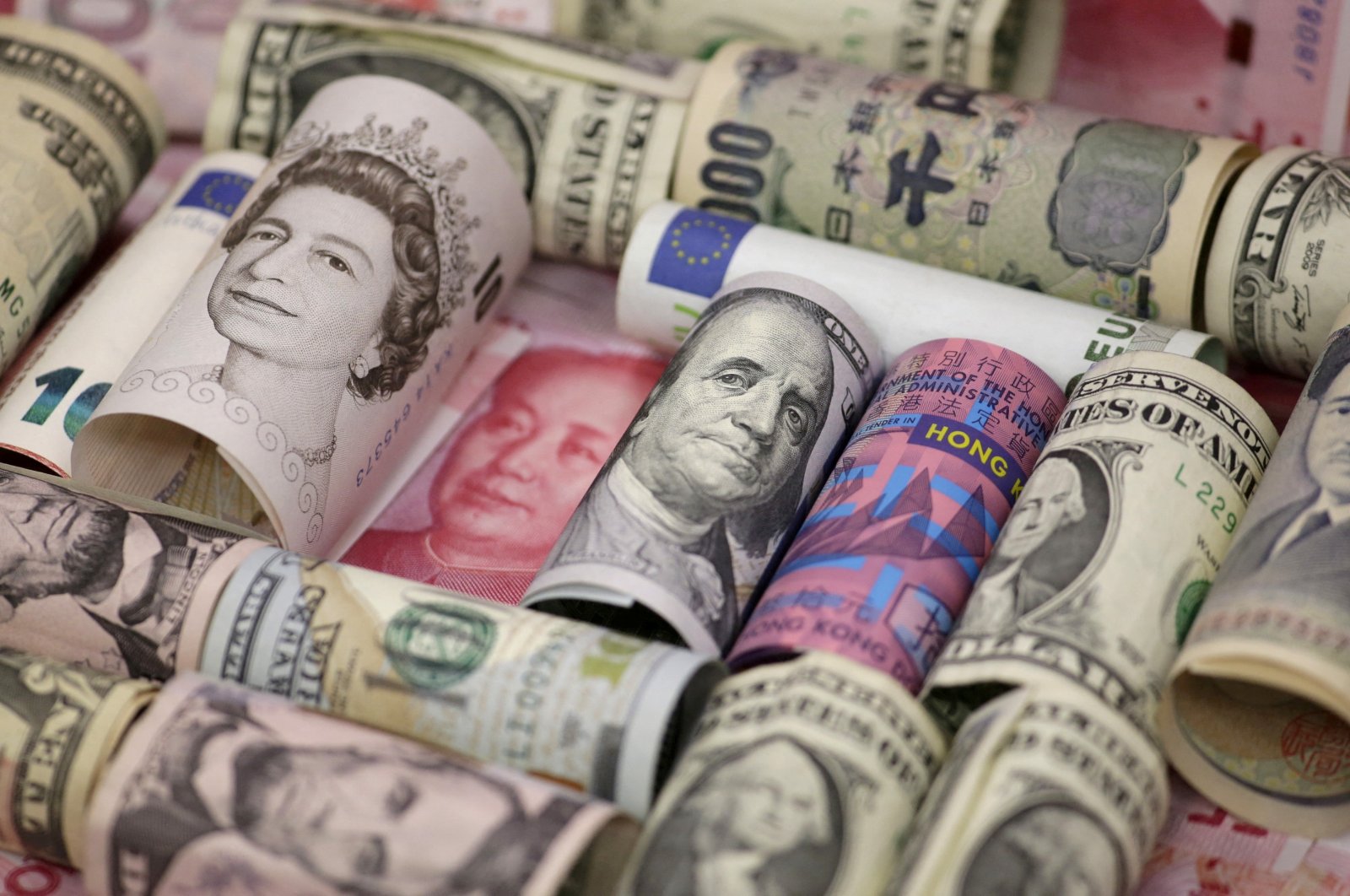 Euro, Hong Kong dollar, U.S. dollar, Japanese yen, British pound and Chinese 100-yuan banknotes are seen in a picture illustration, Jan. 21, 2016. (Reuters Photo)